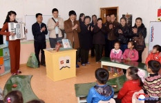 윁남대사관 성원들 미곡협동농장 참관