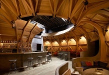berg design가 디자인한 다목적 공간은 지오데식 돔(geodesic dome) 셀로 구축된다. 포털 디자인 스튜디오, kinfolk을 위한... 
