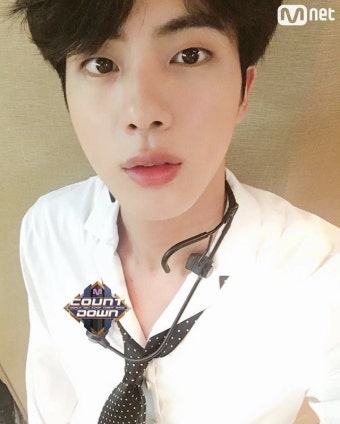 월드 넘버원 케이팝 차트쇼 #엠카운트다운~에 #월드와이드핸섬 #진 곤이 셀카를 남겨주었습니다!!! 숨만 쉬어도 이벤트!! 잘생긴게 최고야!...
