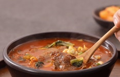 육탕상점&얼큰소고기탕 | 오늘같이 춥고 쌀쌀한날 땡기는 음식! #얼큰 #매콤 얼큰소고기 우거지탕 #레시피 간단하게 만들어보자. | 식품 아이디어, 음식, 레시피