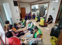 영주상록자원봉사단은 지난 15일 영주시 영일경로당에서 회원 20여명이 참여해 발마사지 봉사활동을 펼쳐 큰 호응을 얻었다.   이번... 