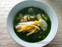 매생이 굴 떡국, 한그릇에 바다향 듬뿍 매생이 굴 떡국 끓이는 법 - 2020 | 식품 아이디어, 음식, 요리