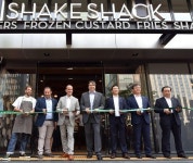 22일 SPC그룹이 들여온 미국 버거 브랜드 ‘쉐이크쉑(SHAKE SHACK)’ 국내 1호점 강남점에서 관계자들이 그랜드 오픈 기념 테이프... 