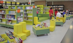 de Bibliotheek Schoonhoven - interieur, inrichting de Bibliotheek Krimpenerwaard - 2020 | 어린이 공간, 학교 도서관