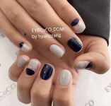 오늘 #현짱네일 첫작품 👊🏻 실물이 진짜 이뿐데 😊 #무도 보면서 한땀 한땀 💅🏻 심플해서 완전 내스타일 👍🏻 느리지만 완전 꼼꼼하게... 