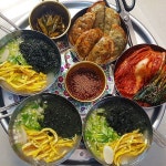 수제왕만두 구워서 같이먹으니 완전 맛있었어요 피는얇고 속이꽉찬게 조미료첨가를 안해서 옛날 할머니들이 만들어준 맛이에요... 