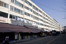 있는 유진상가입니다.  그 시절에 유진상가가 어떻게 세워질 수... 이로 인해 주변인들의 삶이 어떻게 달라졌는지를 탐구한  <유진상가 HAPPY …