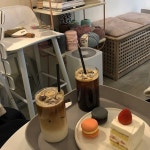 고맙다ㅠ 온능 능숙해져라👏🏻 .  .  #daily #cafe #macaron #일상 #광교 #카페 #디어스윗랩 #광교카페 #마카롱 #럽스타그램 #850일 #❤️ | Maçã