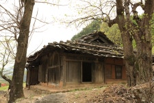 [사라져가는 것들] 너와-굴피집 | House styles, House, Home decor