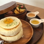 어마무시하게 토실한 수플레 팬케이크와 사이드로 #당당 만의 느낌 가득한 벤또가 같이 나가는데 뚜껑을 야무지게 열고 감성 감성 사진을 몇... 