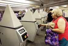 오래된 지하철역을 중심으로 아래와 같은 지하철역 무임승차자 방지... 현재 그 효과가 인정되어 금년 말 모스크바 지하철 100여군데에 설치될... 