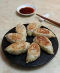 속이 꽉찬 잎새만두 김치만두 만들기 올해 처음 만드는 만두입니다. 까만 진묵도예 그릇에 담으니 군만두가... | 음식, 식품 아이디어, 요리