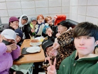 찾아와서 파티해주고 감동이야ㅠㅠ 위어스 진짜 사랑해❤️ 우리 달님들도 축하해줘서 너무 고마워!! 사랑해❤️❤️❤️” di 2020