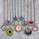 Pressed Flower Necklace by HerMadeUpWorld on Etsy | 공예 쥬얼리, 쥬얼리, 압화