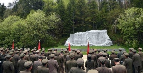 당선전일군들 혁명의 성산 백두산 답사,백두산밀영고향집 방문9