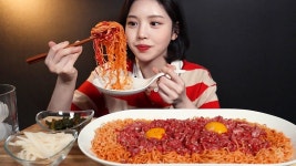 SUB)매콤새콤 비빔면에 육회 올려서 먹방 열무김치까지 리얼사운드 Yukhoe-bibimmyeon mukbang ASMR - YouTube - 2020