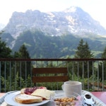 오늘 아침식사.. ....사진보다 백배 멋있는..👍👍 ....#그린델발트 #유스호스텔 전망 최고..👍👍👍 . . #스위스... 