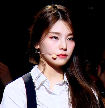 데뷔전엔 청순하고 귀여웠던 ITZY(있지) 예지 데뷔전.gif - 스퀘어 카테고리 | 레오나르도 디카프리오, 유명인, 바비