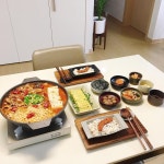집에 오는길에 돼지고기 한 팩사서 김치찌개 끓였어요😊 오늘은 식탁 위에서 보글보글 끓여먹기 라면사리까지 추가요✨ 김치찌개... 