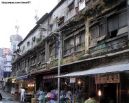 Secret Garden : 공덕시장의 오래된 건물 | Street view, Street, Views