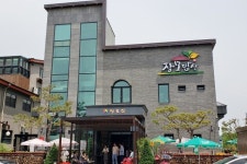 주일날입니다. 저는 강남구청역에서 분당선으로 갈아 타고 분당으로 향합니다. 지하철은 20km를 달려 이매...