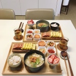 인생식탁 (@localtable.co.kr ) #만둣국 끓여 먹었어요! 깔끔한 육수에 속이 꽉 찬 만두 퐁당 넣고 닭고기 고명 올려… - 2020 | 음식, 맛있는... 