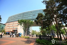 홍대 벽화거리의 이정표가 되는 홍익대학교 정문 | 정문, 영화