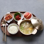 오늘은 곰곰이가 아침 8시에  시험있다고 새벽밥 먹어야하니 간단히 달라고해서 어젯밤에 황기우려서  닭곰탕 끓였어요~ . . 전복도... 