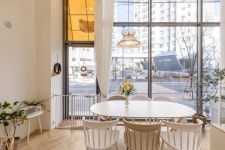 화이트&우드톤 밝은 분위기의 11평 홍대 카페 인테리어 비용 | 인테리어, 카페 인테리어, 카페