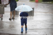 우비, 장화, 빗방울, 거리, 물, 폭우, 우산살, 투명, 비닐, 무늬, 우중, 젖는, 길, 도로, 여자, 꼬마, 기상, 기후, 날씨, 예보… | 우산, 사진, 남자 신발