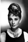Audrey Hepburn in vintage beehive hairstyle and the 60s eyeliner flick | 헐리우드, 헤어스타일 아이디어, 오드리 햅번