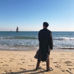 이미지: 사람 1명 이상, 사람들이 서 있음, 바다, 하늘, 해변, 어린이, 실외, 자연, 물 | 해변, 여행, 바다
