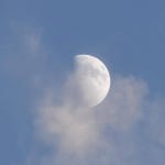 sometimesmoon: “ 2017년 9월 29일, 18시 15분의 달. 오늘은 달의 62%가 차있는 날이고, 월령은 9.2입니다. #moon #sometimesmoon... 