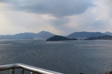 가조도 노을이 물드는 언덕 바람이 심하다 파도가 앞으로 다가 오고 구름도 앞으로 다가온다 바다에는 양식자의 부포가 반잒인다 | 여행