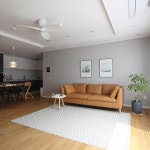 도시의 멋진 나무 한그루 같아요.  티비선들 뒤로 빼서 하나도 안보이는 마법 기술~~~짜자잔!!! 요… | 인테리어, 거실, 타일