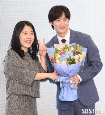 [E포토]이제훈 '국세청 직원과 찰칵' #SBS연예뉴스 #SBSStar #EntertainmentNews | 배우, 기자