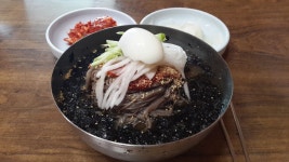 강릉 송정해변에 위치한 솔밭막국수. 메밀보다는 전분함량이 높은듯, 쫄깃함. 곱빼기로주문^&^
