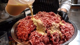 100% 소고기로 만든 치즈 함박스테이크집┃Beef cheese hamburg steak, Korea... | 식품 아이디어, 건강한 베이킹, 요리