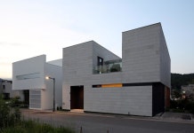 운중천 이웃집 모던스타일 주택 by 아키누스(건축동인) 건축사사무소 모던 in 2020 | Facade house, Modern residential... 