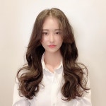 ▪️준오헤어 강남레드점 윤희봉 . ▫️엘리자벳펌 ▫️ @juno_heebong . 그날의 분위기를 만들어요🌿 . 굵은 웨이브가... 