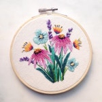 💐 #embroidery #handembroidery #floral #bouquet #fibreart #embroidered | 핸드메이드, 자수