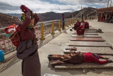 Buddhists Search for Bliss in Remote Tibetan Plateau | 불교