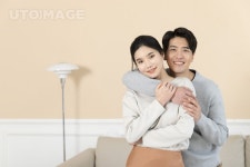 신혼부부 161 PHO725, 유토이미지, 사진, 가족, 생활, PHO725d, 실내, 신혼, 신혼부부, 인물사진, 라이프스타일, 연출, 컨셉, 사람, 대한민국... 