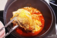 제주흙돼지로 만든 돼지고기 김치찜 | 식품 아이디어, 돼지고기, 가지