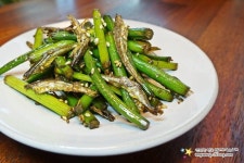 단짠해서 밥맛 좋아지는 밑반찬종류 마늘쫑멸치볶음 만드는 법(이미지 포함) | 식품 아이디어, 요리, 쉬운 요리