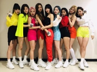 twice❤에 있는 D C님의 핀