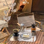 봄, 경화(景樺) on Instagram: “벚꽃나무 아래 카페☕️ 남편이 내려주는 커피. 자리펴고 앉으면 어디든 우리 둘 만의 카페.... 
