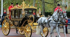 Pin by 깔깔꼬깔콘 on BBC뉴스 in 2023 | Carriages, Royal, Horse drawn wagon