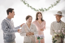 포시즌패밀리 - 2023 | 가족사진, 기념일, 기념일 선물