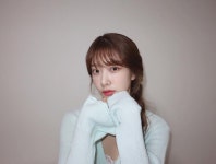 다이아 유니스 on Instagram: “⠀ 묘해, 너와 불러보았습니다 제 채널에 있는데 보러 가실 분 혹시 계신가여? 헤헤 헤헤 헿 #허니스... 